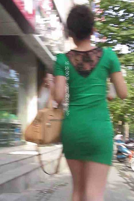 [大忽悠买丝袜街拍视频]ID0044 2011买丝袜狂摸包臀绿裙清纯肉丝MM大腿