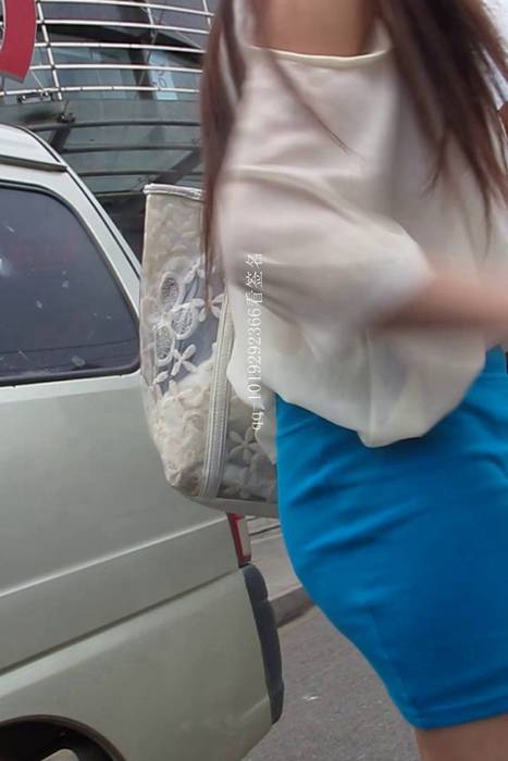[大忽悠买丝袜街拍视频]ID0232 2012 8.24【忽悠】超清纯包臀蓝裙美女给