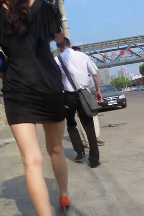 [大忽悠买丝袜街拍视频]ID0265 2012 8.8更新-175CM超长腿包臀黑裙模特和