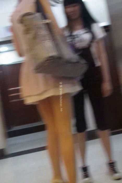 [大忽悠买丝袜街拍视频]ID0462 2013 178CM修长腿灰丝学生美女继续上台阶