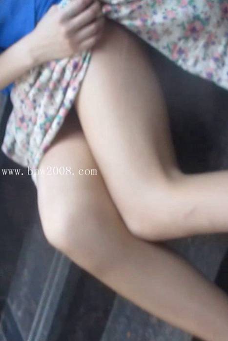 [大忽悠买丝袜街拍视频]ID1380 2014.1.17【175CM腿型超好的丝袜模特原味