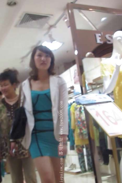 [大忽悠买丝袜街拍视频]ID1383 2014.1.18【屌丝的逆袭】包臀制服蓝裙丝