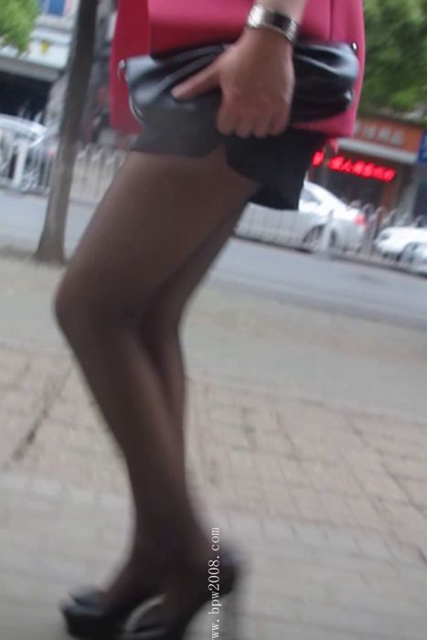 [大忽悠买丝袜街拍视频]ID1386 2014.1.20【屌丝的逆袭】矮胖黝黑屌丝泡