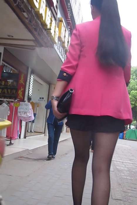 [大忽悠买丝袜街拍视频]ID1386 2014.1.20【屌丝的逆袭】矮胖黝黑屌丝泡