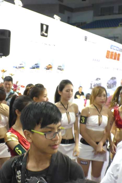 [各类性感视频]ID0129 2015高雄车展 散步--性感提示：红粉佳人情趣娇艳