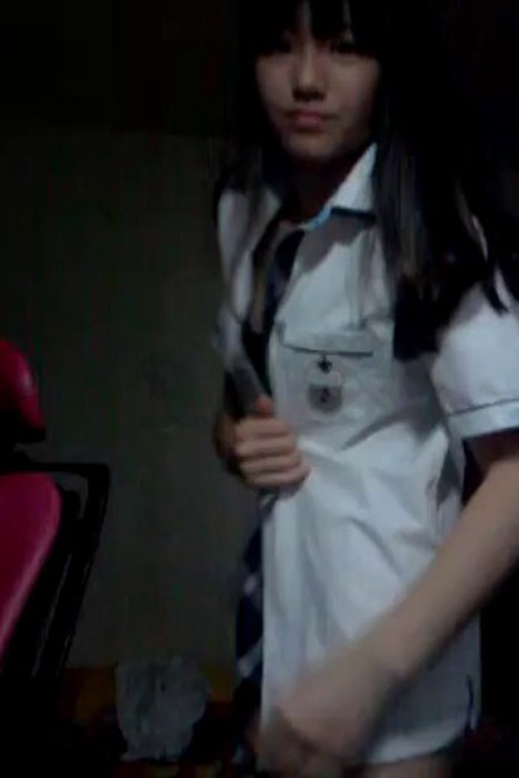 [各类性感视频]ID0221 90后小美女 嫩奶自拍--性感提示：似裸非裸凹凸
