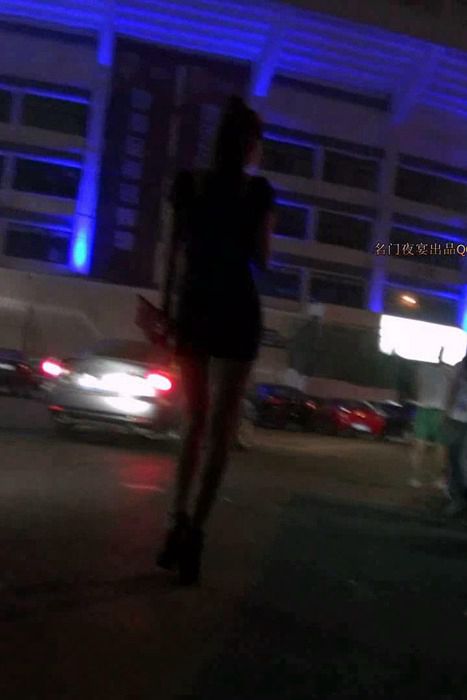 [街拍视频]00096骚妇只穿紧身包臀齐B裙