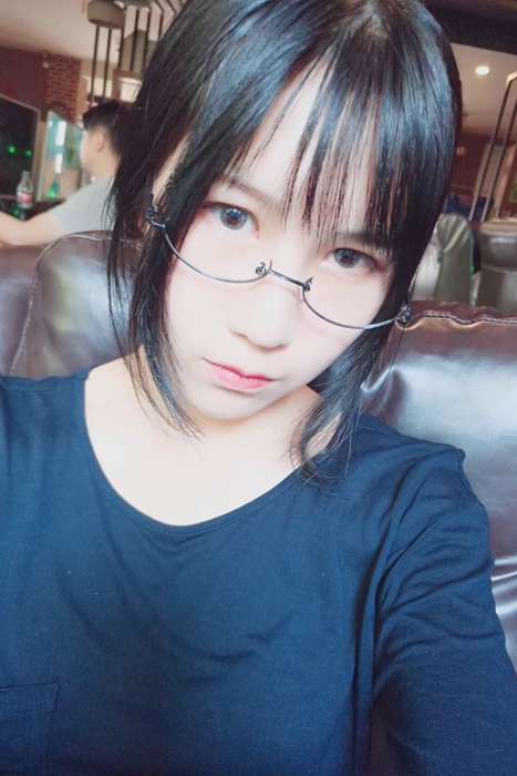 [逐月su]ID0040 网吧自拍--性感提示：宝贝儿私房低胸诱惑娇艳猫女郎容